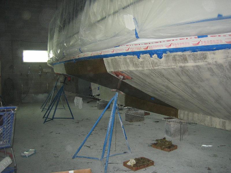 APRIL 14, 2009 001.jpg - Stbd side laminate working towards the stern